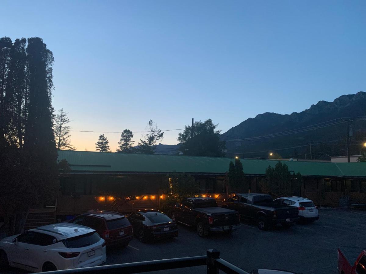 Destination Inn Radium Hot Springs Dış mekan fotoğraf